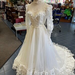 Vintage Wedding Dress - Puff Sleeves!
